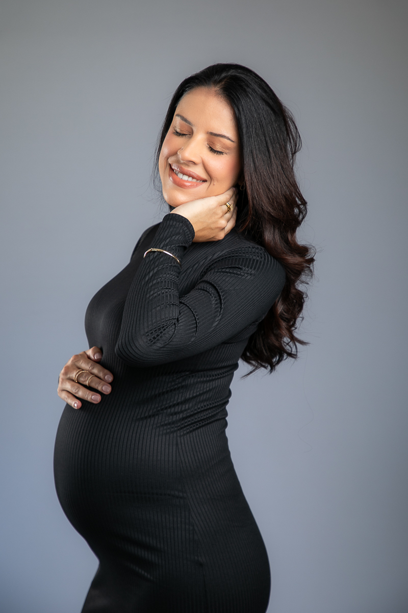 ensaio-fotografico-gestante-em-estudio-pregnancy-photo-shoot-studio-pregnancy-ensaio-gestante-com-flores-naturais-ideia-de-poses-para-foto-de-gestantes-ideia-de-roupas-para-ensaio-gestante-em-estudio-fotografa-de-gestante-em-barbacena-isabela-lobato-fotos