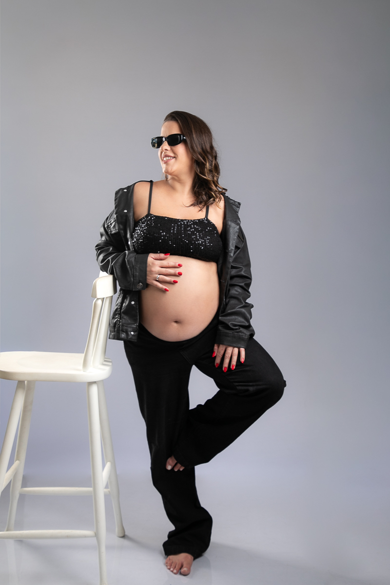 ensaio-fotografico-gestante-em-estudio-pregnancy-photo-shoot-studio-pregnancy-ensaio-gestante-com-flores-naturais-ideia-de-poses-para-foto-de-gestantes-ideia-de-roupas-para-ensaio-gestante-em-estudio-fotografa-de-gestante-em-barbacena-isabela-lobato-fotos