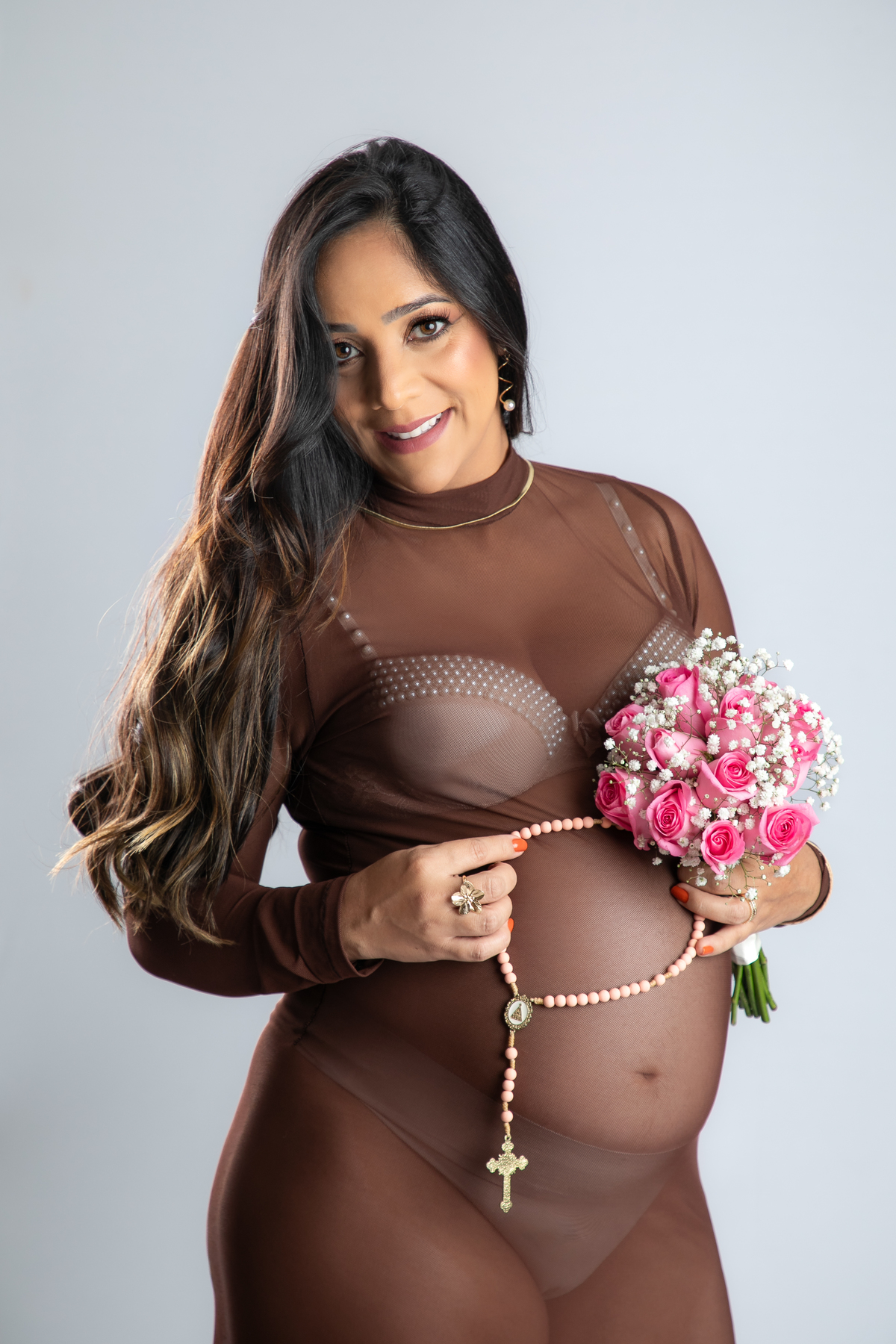 ensaio-fotografico-gestante-em-estudio-pregnancy-photo-shoot-studio-pregnancy-ensaio-gestante-com-flores-naturais-ideia-de-poses-para-foto-de-gestantes-ideia-de-roupas-para-ensaio-gestante-em-estudio-fotografa-de-gestante-em-barbacena-isabela-lobato-fotos