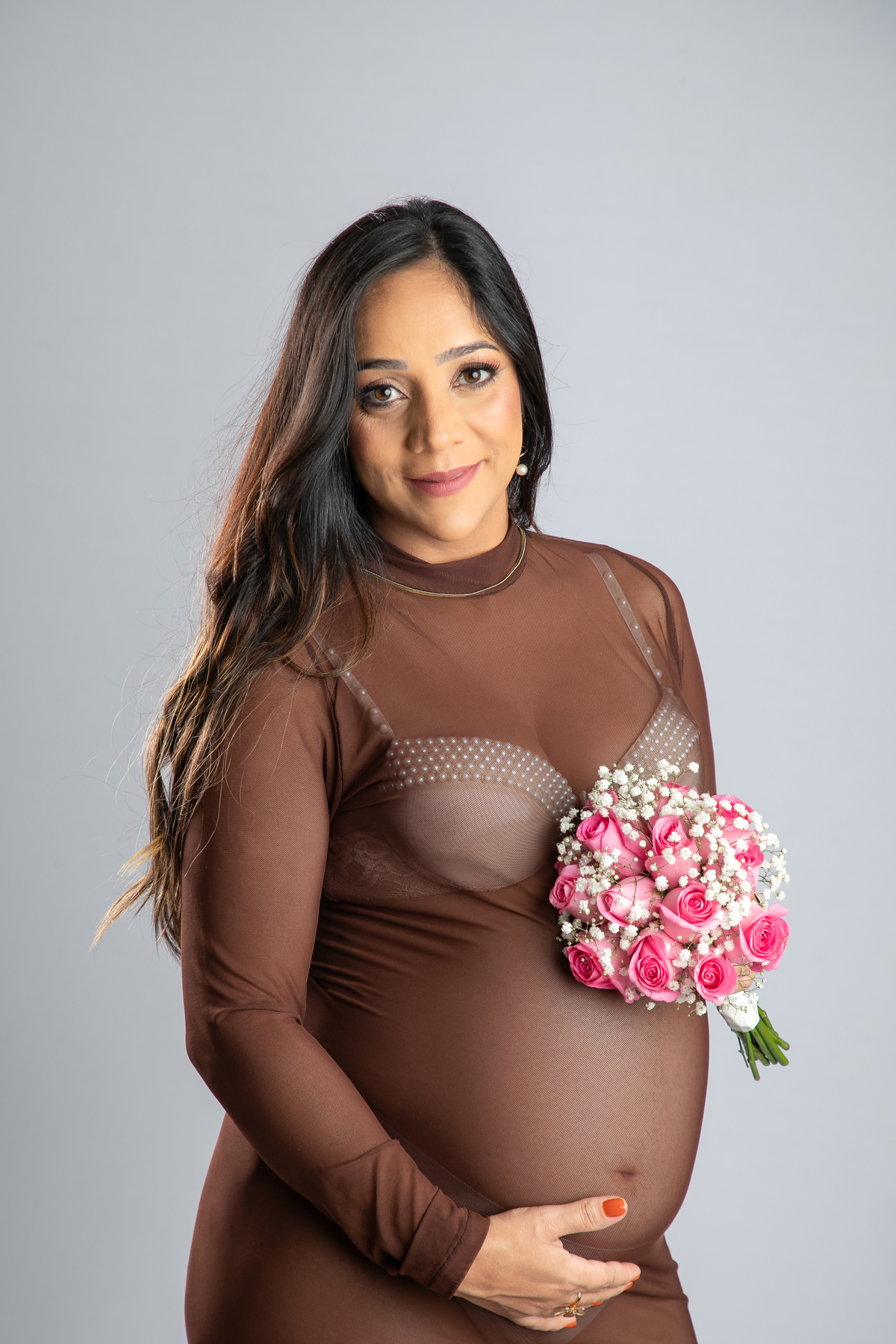 ensaio-fotografico-gestante-em-estudio-pregnancy-photo-shoot-studio-pregnancy-ensaio-gestante-com-flores-naturais-ideia-de-poses-para-foto-de-gestantes-ideia-de-roupas-para-ensaio-gestante-em-estudio-fotografa-de-gestante-em-barbacena-isabela-lobato-fotos