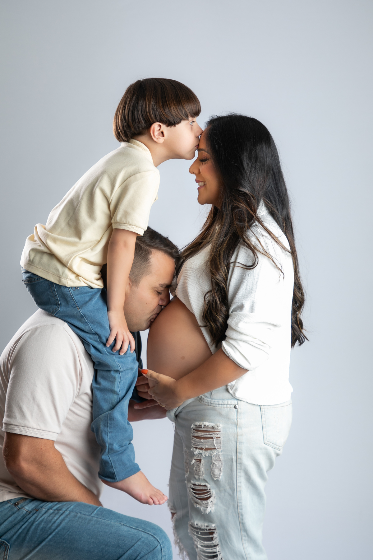 ensaio-fotografico-gestante-em-estudio-pregnancy-photo-shoot-studio-pregnancy-ensaio-gestante-com-flores-naturais-ideia-de-poses-para-foto-de-gestantes-ideia-de-roupas-para-ensaio-gestante-em-estudio-fotografa-de-gestante-em-barbacena-isabela-lobato-fotos