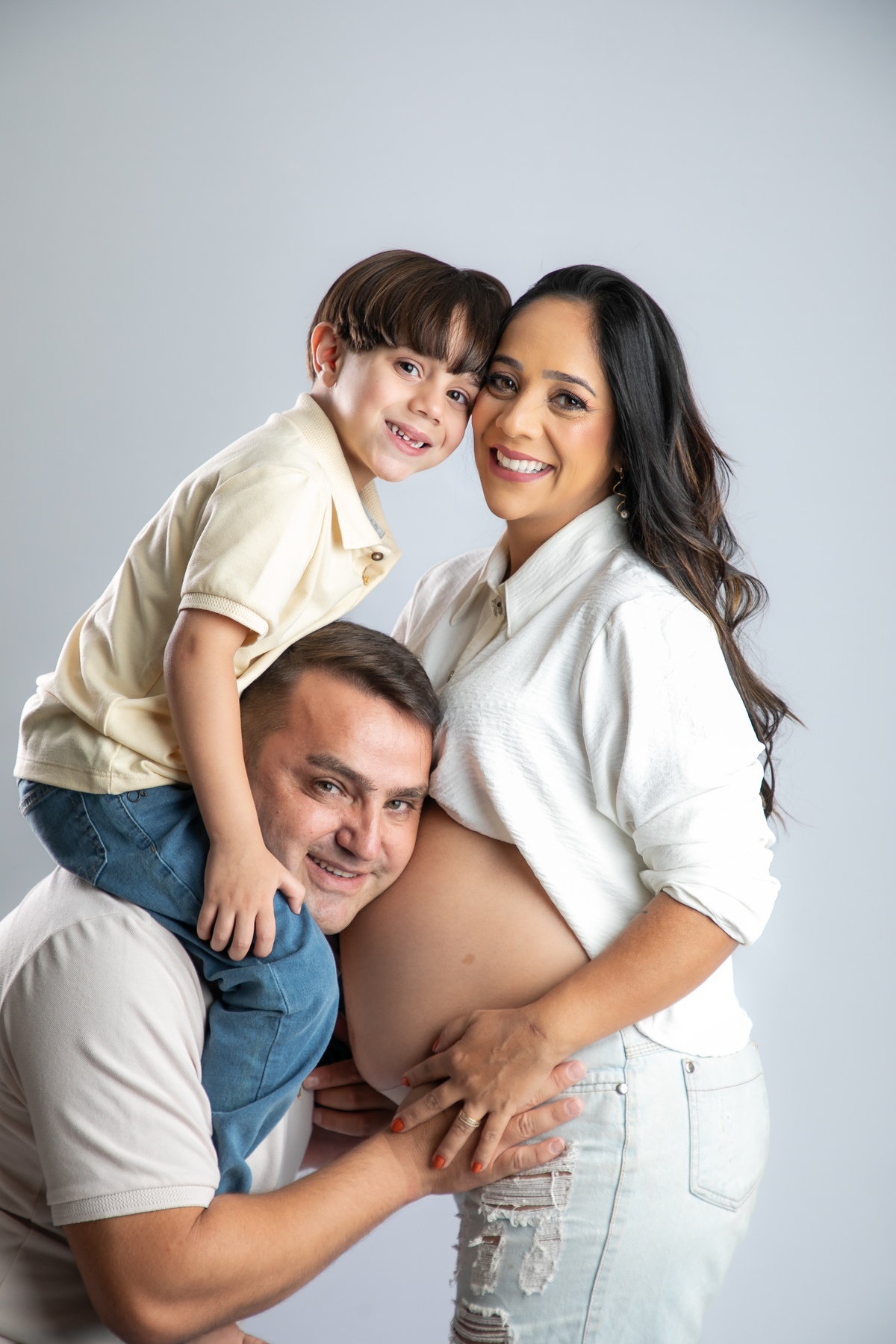 ensaio-fotografico-gestante-em-estudio-pregnancy-photo-shoot-studio-pregnancy-ensaio-gestante-com-flores-naturais-ideia-de-poses-para-foto-de-gestantes-ideia-de-roupas-para-ensaio-gestante-em-estudio-fotografa-de-gestante-em-barbacena-isabela-lobato-fotos