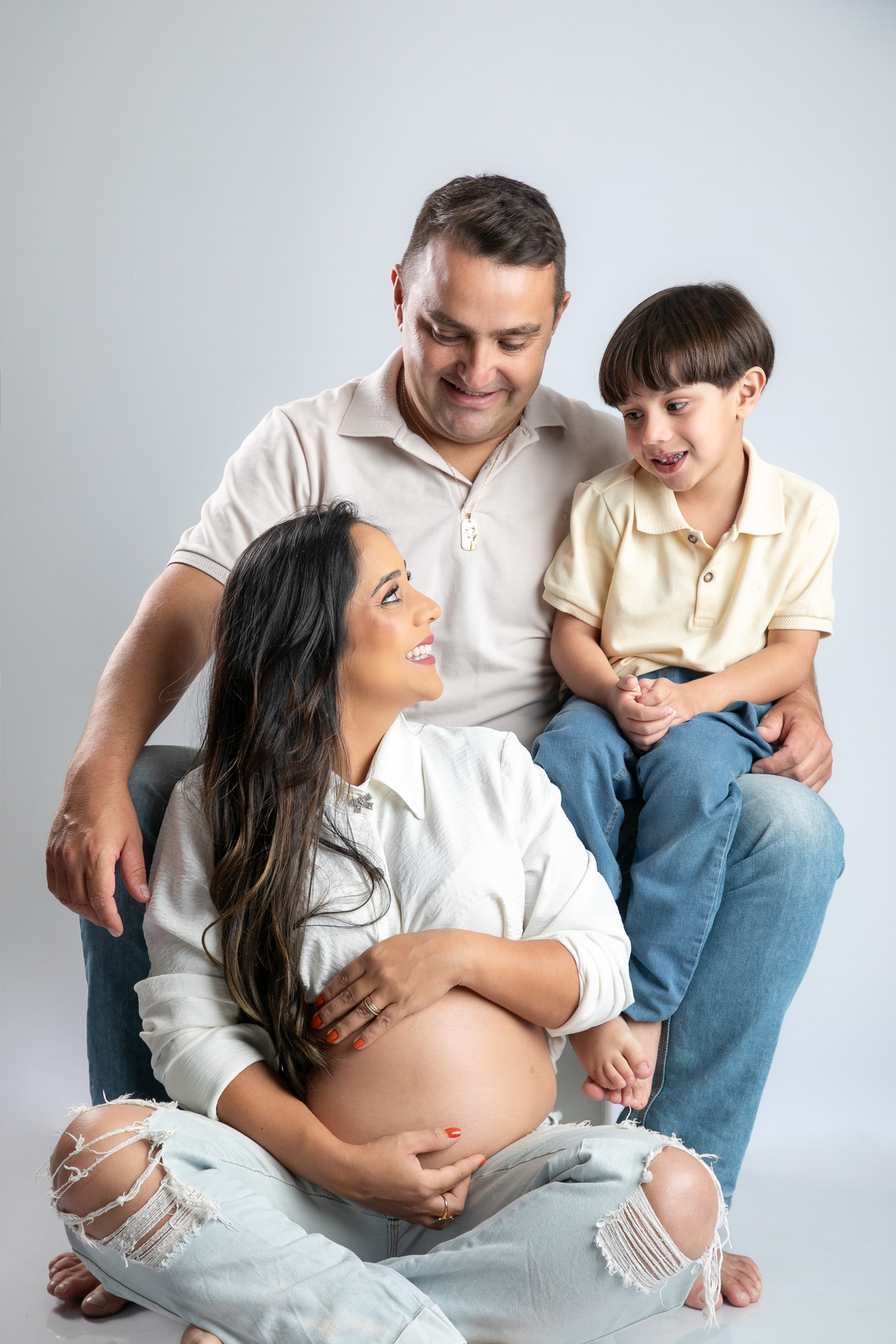 ensaio-fotografico-gestante-em-estudio-pregnancy-photo-shoot-studio-pregnancy-ensaio-gestante-com-flores-naturais-ideia-de-poses-para-foto-de-gestantes-ideia-de-roupas-para-ensaio-gestante-em-estudio-fotografa-de-gestante-em-barbacena-isabela-lobato-fotos