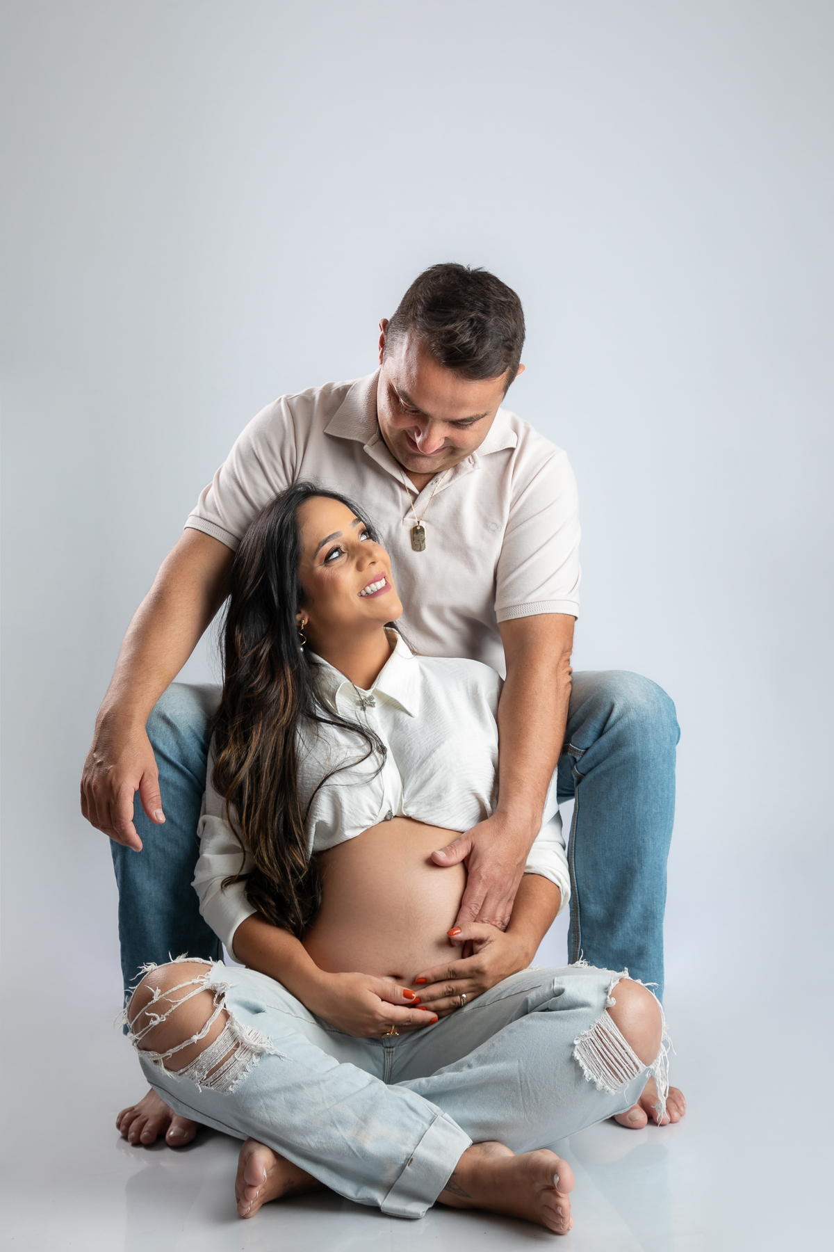 ensaio-fotografico-gestante-em-estudio-pregnancy-photo-shoot-studio-pregnancy-ensaio-gestante-com-flores-naturais-ideia-de-poses-para-foto-de-gestantes-ideia-de-roupas-para-ensaio-gestante-em-estudio-fotografa-de-gestante-em-barbacena-isabela-lobato-fotos