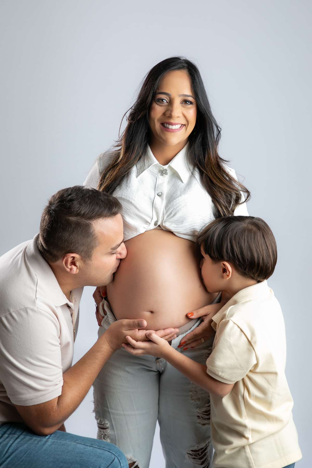 ensaio-fotografico-gestante-em-estudio-pregnancy-photo-shoot-studio-pregnancy-ensaio-gestante-com-flores-naturais-ideia-de-poses-para-foto-de-gestantes-ideia-de-roupas-para-ensaio-gestante-em-estudio-fotografa-de-gestante-em-barbacena-isabela-lobato-fotos