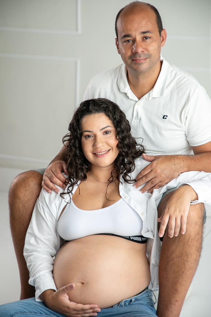 ensaio-fotografico-gestante-em-estudio-pregnancy-photo-shoot-studio-pregnancy-ensaio-gestante-com-flores-naturais-ideia-de-poses-para-foto-de-gestantes-ideia-de-roupas-para-ensaio-gestante-em-estudio-fotografa-de-gestante-em-barbacena-isabela-lobato-fotos