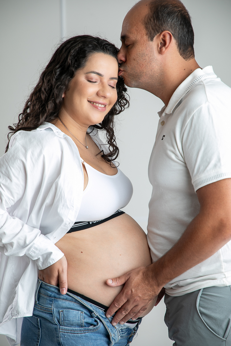 ensaio-fotografico-gestante-em-estudio-pregnancy-photo-shoot-studio-pregnancy-ensaio-gestante-com-flores-naturais-ideia-de-poses-para-foto-de-gestantes-ideia-de-roupas-para-ensaio-gestante-em-estudio-fotografa-de-gestante-em-barbacena-isabela-lobato-fotos