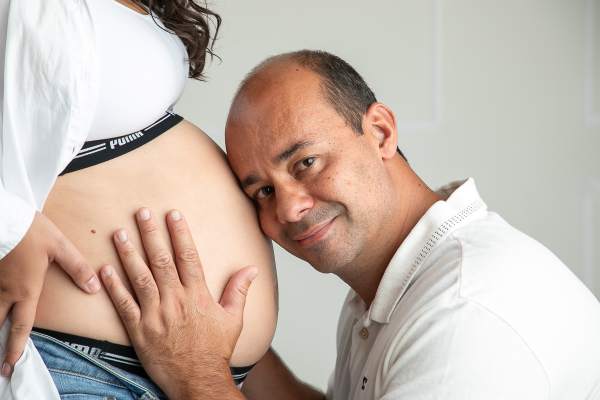 ensaio-fotografico-gestante-em-estudio-pregnancy-photo-shoot-studio-pregnancy-ensaio-gestante-com-flores-naturais-ideia-de-poses-para-foto-de-gestantes-ideia-de-roupas-para-ensaio-gestante-em-estudio-fotografa-de-gestante-em-barbacena-isabela-lobato-fotos
