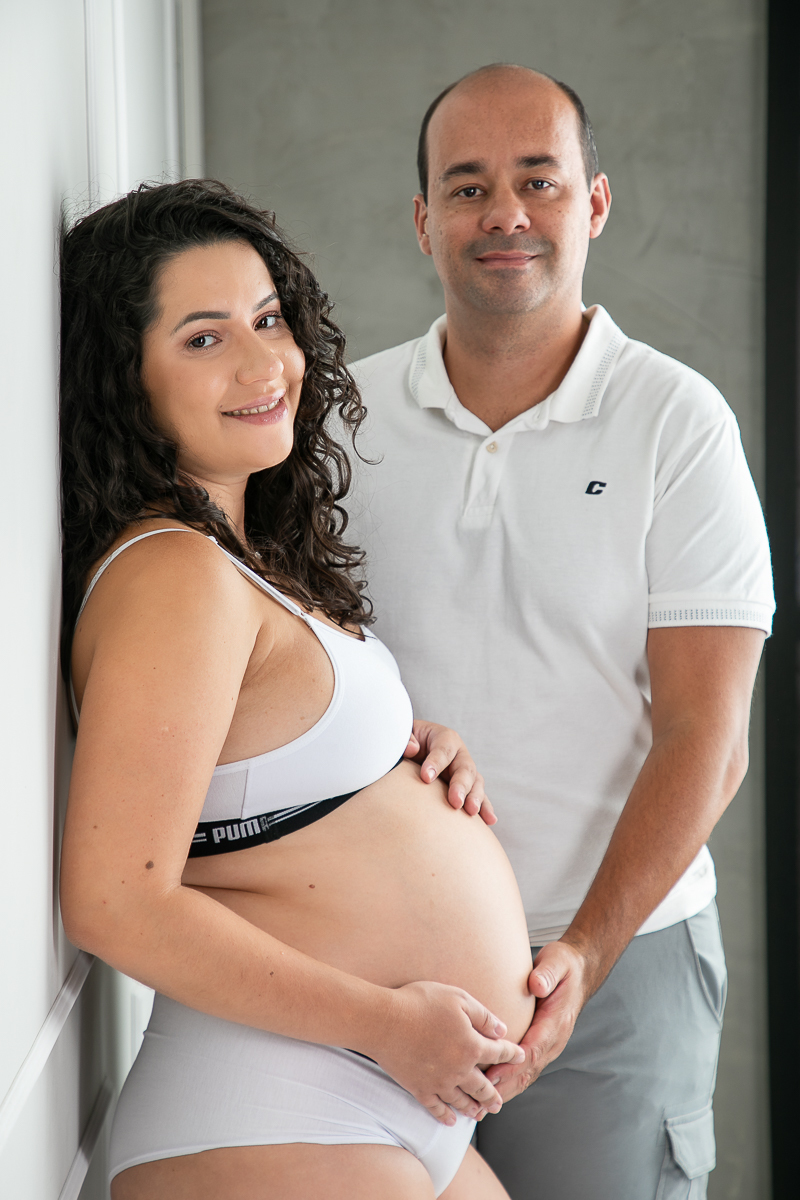 ensaio-fotografico-gestante-em-estudio-pregnancy-photo-shoot-studio-pregnancy-ensaio-gestante-com-flores-naturais-ideia-de-poses-para-foto-de-gestantes-ideia-de-roupas-para-ensaio-gestante-em-estudio-fotografa-de-gestante-em-barbacena-isabela-lobato-fotos