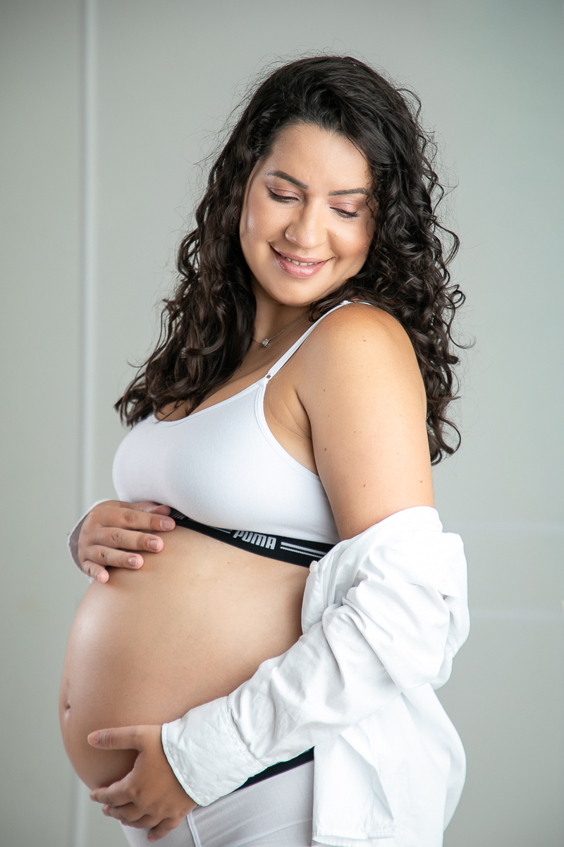 ensaio-fotografico-gestante-em-estudio-pregnancy-photo-shoot-studio-pregnancy-ensaio-gestante-com-flores-naturais-ideia-de-poses-para-foto-de-gestantes-ideia-de-roupas-para-ensaio-gestante-em-estudio-fotografa-de-gestante-em-barbacena-isabela-lobato-fotos