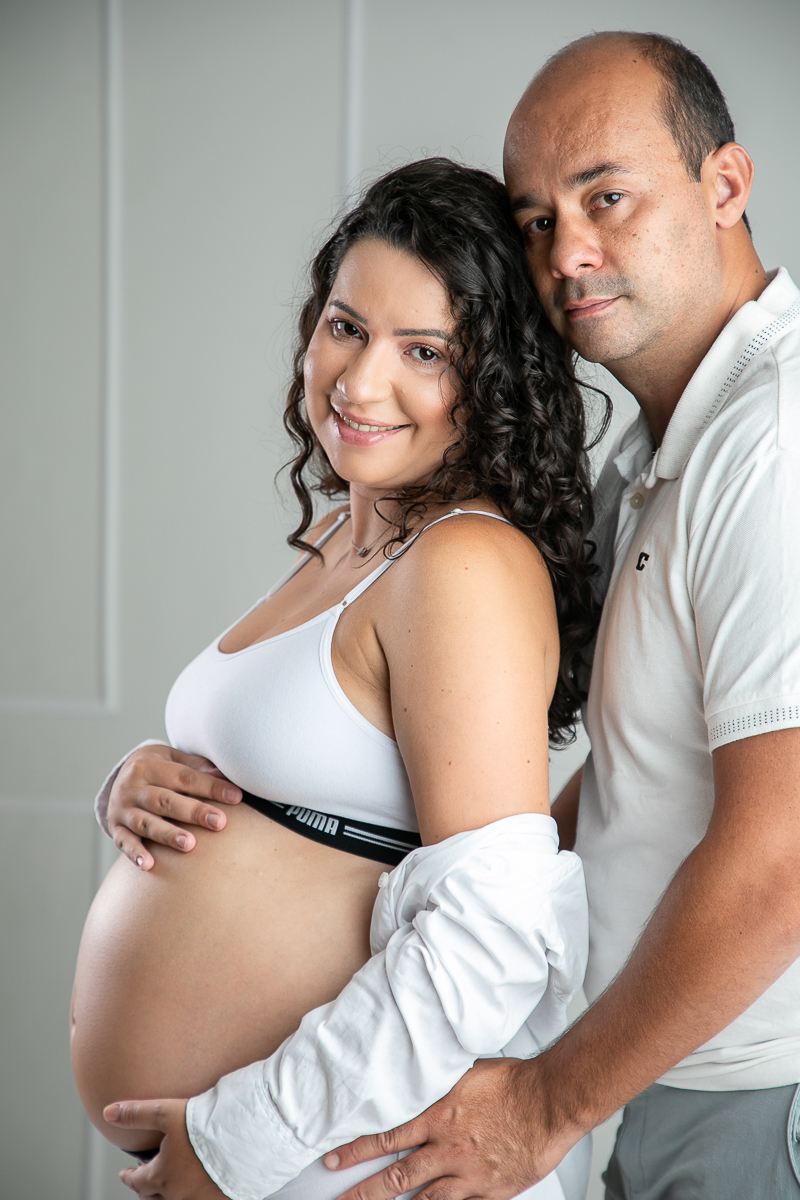 ensaio-fotografico-gestante-em-estudio-pregnancy-photo-shoot-studio-pregnancy-ensaio-gestante-com-flores-naturais-ideia-de-poses-para-foto-de-gestantes-ideia-de-roupas-para-ensaio-gestante-em-estudio-fotografa-de-gestante-em-barbacena-isabela-lobato-fotos