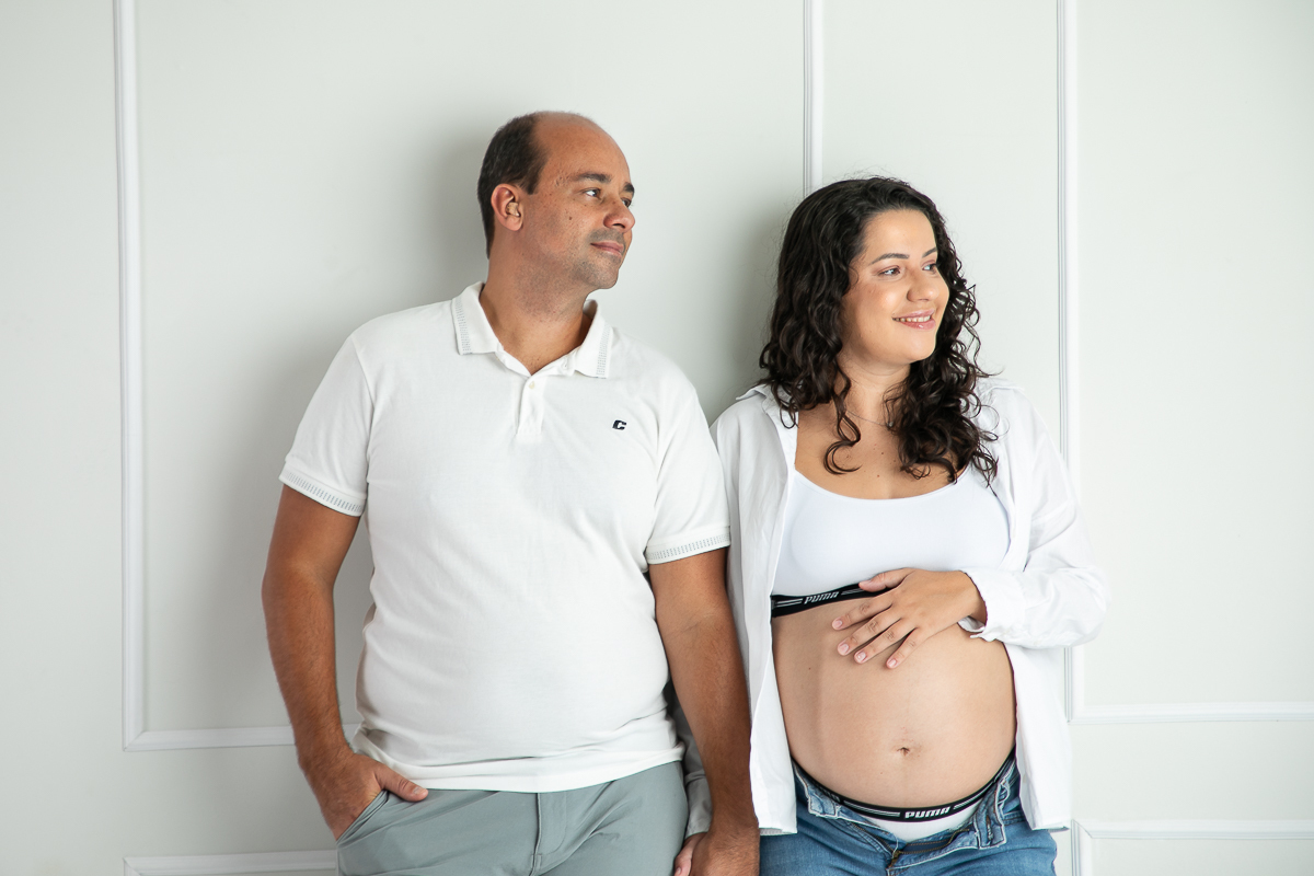 ensaio-fotografico-gestante-em-estudio-pregnancy-photo-shoot-studio-pregnancy-ensaio-gestante-com-flores-naturais-ideia-de-poses-para-foto-de-gestantes-ideia-de-roupas-para-ensaio-gestante-em-estudio-fotografa-de-gestante-em-barbacena-isabela-lobato-fotos