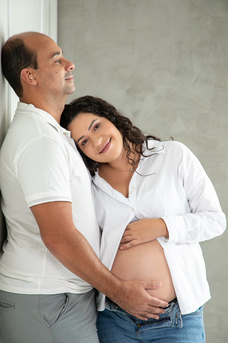 ensaio-fotografico-gestante-em-estudio-pregnancy-photo-shoot-studio-pregnancy-ensaio-gestante-com-flores-naturais-ideia-de-poses-para-foto-de-gestantes-ideia-de-roupas-para-ensaio-gestante-em-estudio-fotografa-de-gestante-em-barbacena-isabela-lobato-fotos