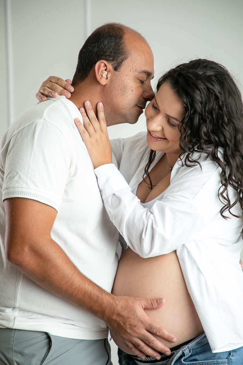ensaio-fotografico-gestante-em-estudio-pregnancy-photo-shoot-studio-pregnancy-ensaio-gestante-com-flores-naturais-ideia-de-poses-para-foto-de-gestantes-ideia-de-roupas-para-ensaio-gestante-em-estudio-fotografa-de-gestante-em-barbacena-isabela-lobato-fotos