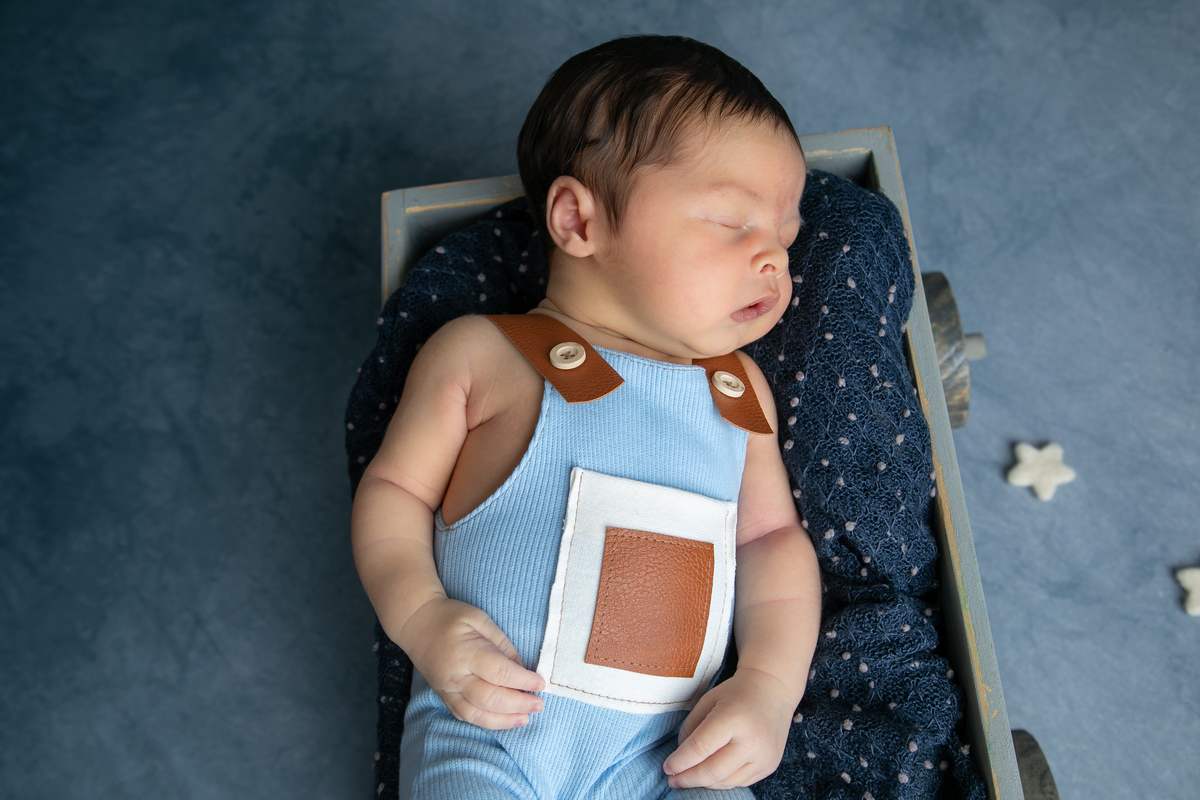 ensaio-fotografico-de-recem-nascido-em-barbacena-fotografa-especializada-em-bebes-recem-nascido-melhor-fotografo-de-barbacena-fotografo-de-aniversario-infantil-em-barbacena-referencia-em-fotografia-em-barbacena-e-regiao-estudio-fotografico-isabela-lobato