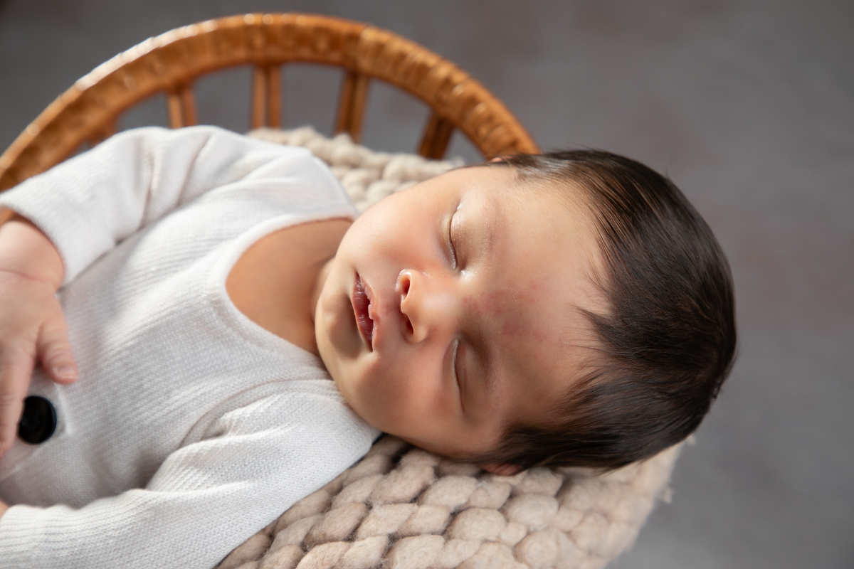 ensaio-fotografico-de-recem-nascido-em-barbacena-fotografa-especializada-em-bebes-recem-nascido-melhor-fotografo-de-barbacena-fotografo-de-aniversario-infantil-em-barbacena-referencia-em-fotografia-em-barbacena-e-regiao-estudio-fotografico-isabela-lobato