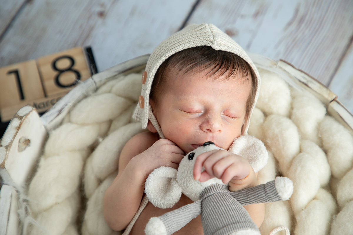 ensaio-fotografico-de-recem-nascido-em-barbacena-fotografa-especializada-em-bebes-recem-nascido-melhor-fotografo-de-barbacena-fotografo-de-aniversario-infantil-em-barbacena-referencia-em-fotografia-em-barbacena-e-regiao-estudio-fotografico-isabela-lobato