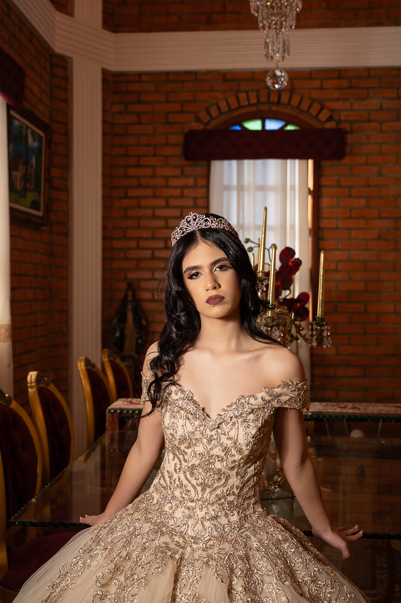 ensaio-fotografico-externo-de-15-anos-fotografa-de-15-anos-em-barbacena-mg-fotografo-em-barbacena-isabela-lobato-fotografia-castelo-de-montana-debutante-ensaio-fotografico-da-realeza-debutante-a-princesa-no-castelo-de-montana-em-Antonio-Carlos-MG