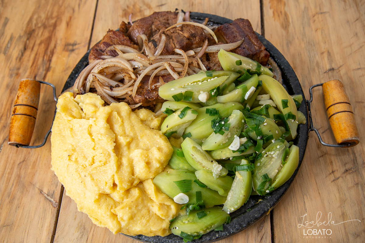 Botequinho do Miller_Costela de Porco_Jiló_Angu_Cebola_De Bar em Bar