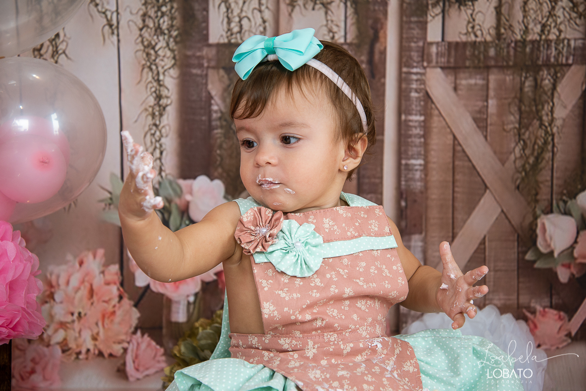 fotografia-de-criança-fotografia-infantil-barbacena-estudio-fotografico-barbacena-isabela-lobato-fotografia-festa-de um-ano-a-hora-do-bolo-maria-flor-smash-the-cake
