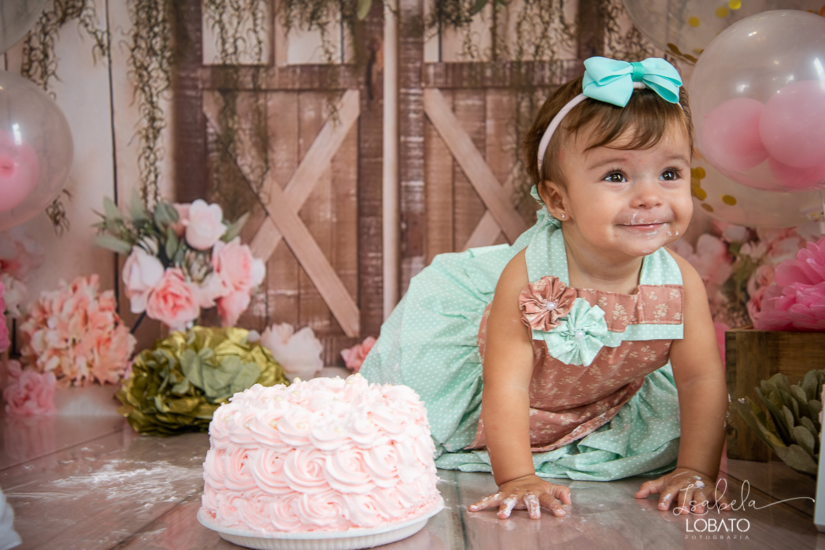 fotografia-de-criança-fotografia-infantil-barbacena-estudio-fotografico-barbacena-isabela-lobato-fotografia-festa-de um-ano-a-hora-do-bolo-maria-flor-smash-the-cake