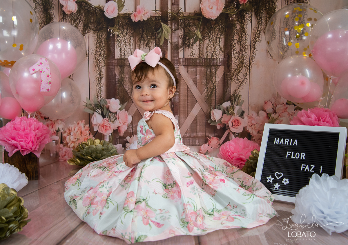 fotografia-de-criança-fotografia-infantil-barbacena-estudio-fotografico-barbacena-isabela-lobato-fotografia-festa-de um-ano-a-hora-do-bolo-maria-flor-smash-the-cake
