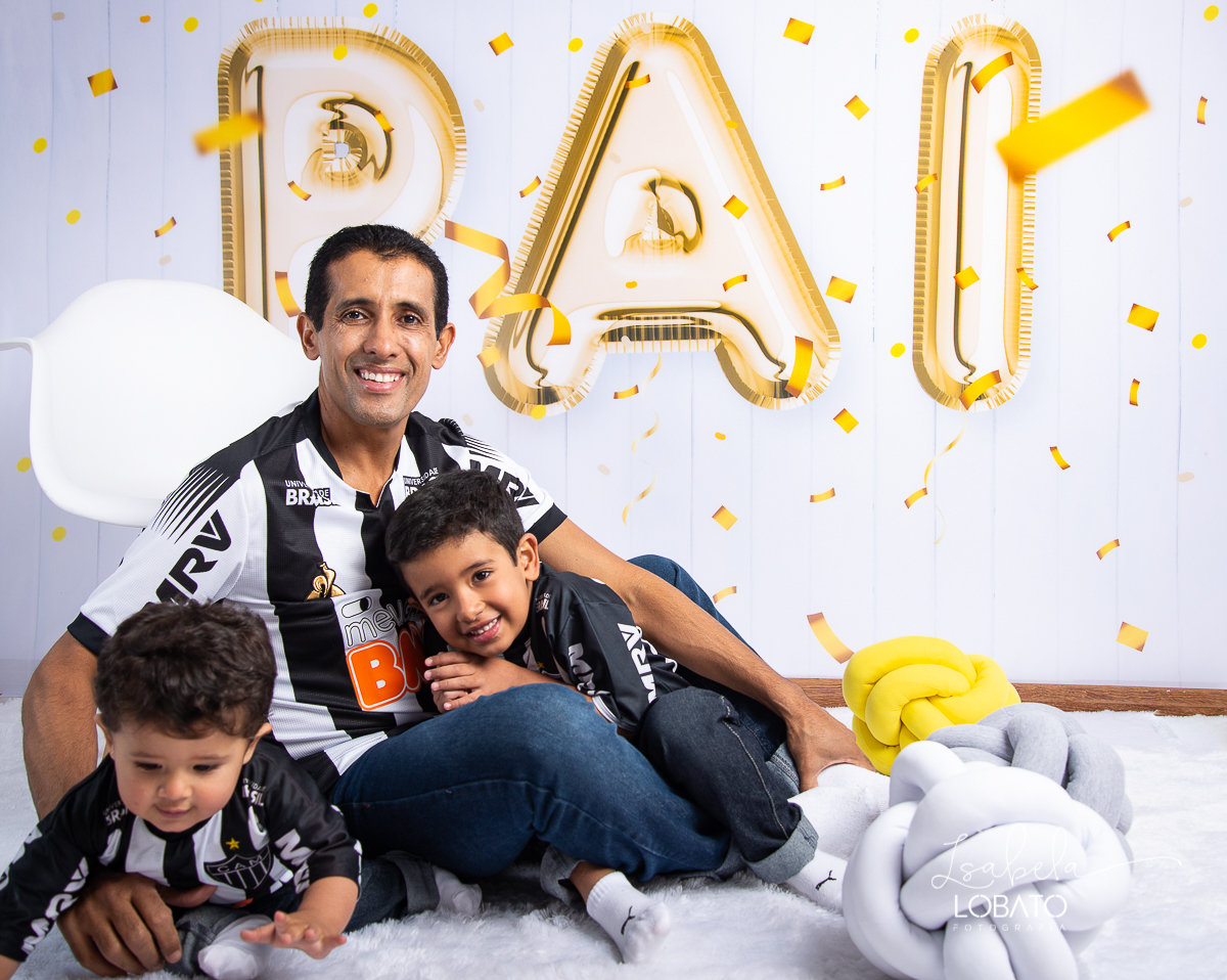 sessao-fotografica-dia-dos-pais-pai-e-filho-foto-pai-e-filho-ensaio-fotografico-dos-pais-fotografia-de-crianca-acompanhamento-mensal-de-bebe-estudio-fotografico-barbacena-isabela-lobato