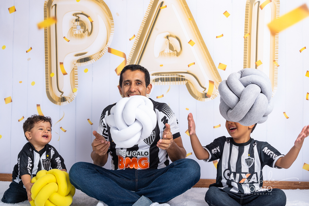 sessao-fotografica-dia-dos-pais-pai-e-filho-foto-pai-e-filho-ensaio-fotografico-dos-pais-fotografia-de-crianca-acompanhamento-mensal-de-bebe-estudio-fotografico-barbacena-isabela-lobato