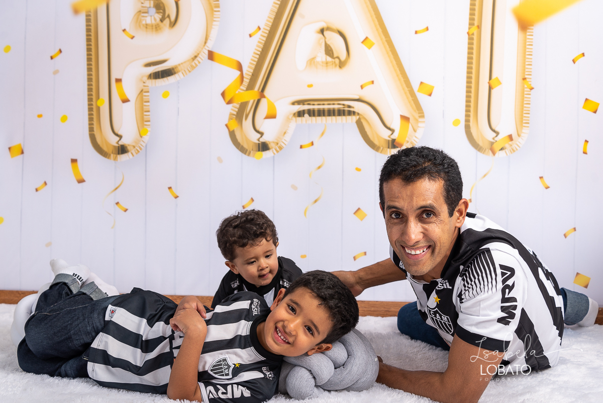 sessao-fotografica-dia-dos-pais-pai-e-filho-foto-pai-e-filho-ensaio-fotografico-dos-pais-fotografia-de-crianca-acompanhamento-mensal-de-bebe-estudio-fotografico-barbacena-isabela-lobato