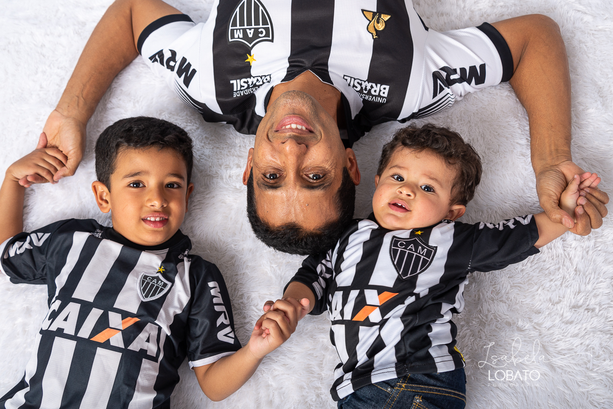 sessao-fotografica-dia-dos-pais-pai-e-filho-foto-pai-e-filho-ensaio-fotografico-dos-pais-fotografia-de-crianca-acompanhamento-mensal-de-bebe-estudio-fotografico-barbacena-isabela-lobato