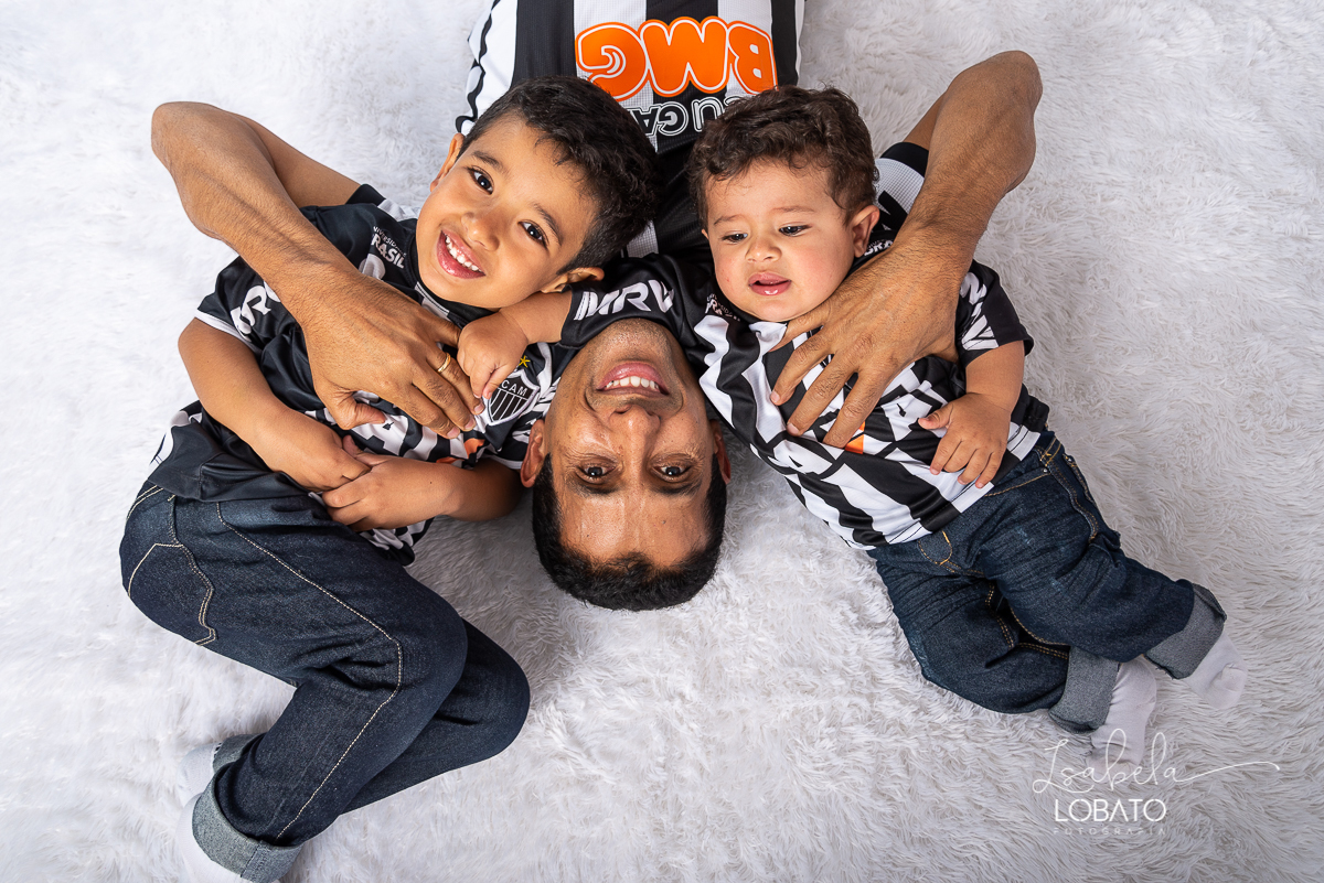 sessao-fotografica-dia-dos-pais-pai-e-filho-foto-pai-e-filho-ensaio-fotografico-dos-pais-fotografia-de-crianca-acompanhamento-mensal-de-bebe-estudio-fotografico-barbacena-isabela-lobato