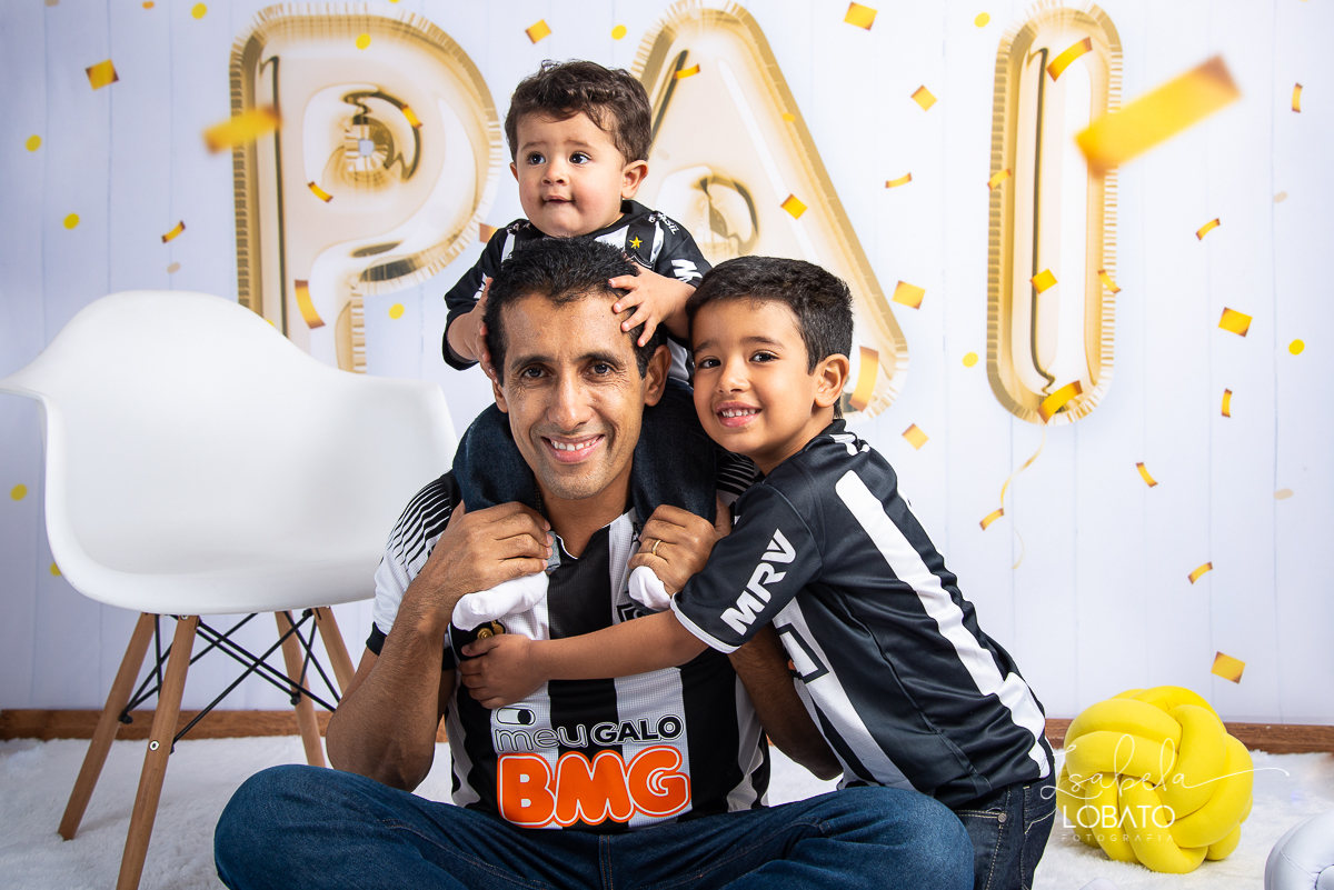 sessao-fotografica-dia-dos-pais-pai-e-filho-foto-pai-e-filho-ensaio-fotografico-dos-pais-fotografia-de-crianca-acompanhamento-mensal-de-bebe-estudio-fotografico-barbacena-isabela-lobato