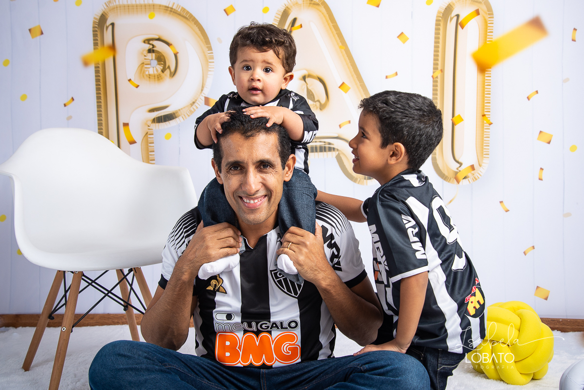 sessao-fotografica-dia-dos-pais-pai-e-filho-foto-pai-e-filho-ensaio-fotografico-dos-pais-fotografia-de-crianca-acompanhamento-mensal-de-bebe-estudio-fotografico-barbacena-isabela-lobato
