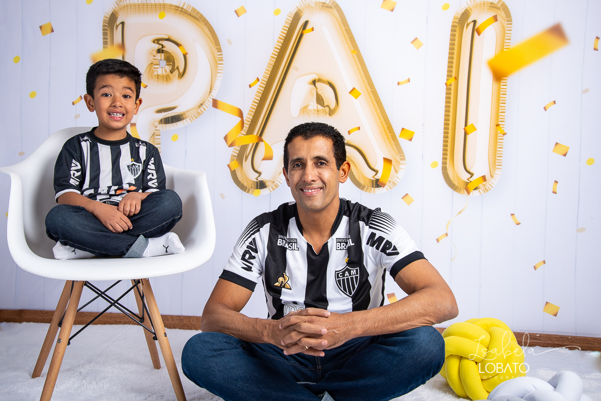 sessao-fotografica-dia-dos-pais-pai-e-filho-foto-pai-e-filho-ensaio-fotografico-dos-pais-fotografia-de-crianca-acompanhamento-mensal-de-bebe-estudio-fotografico-barbacena-isabela-lobato