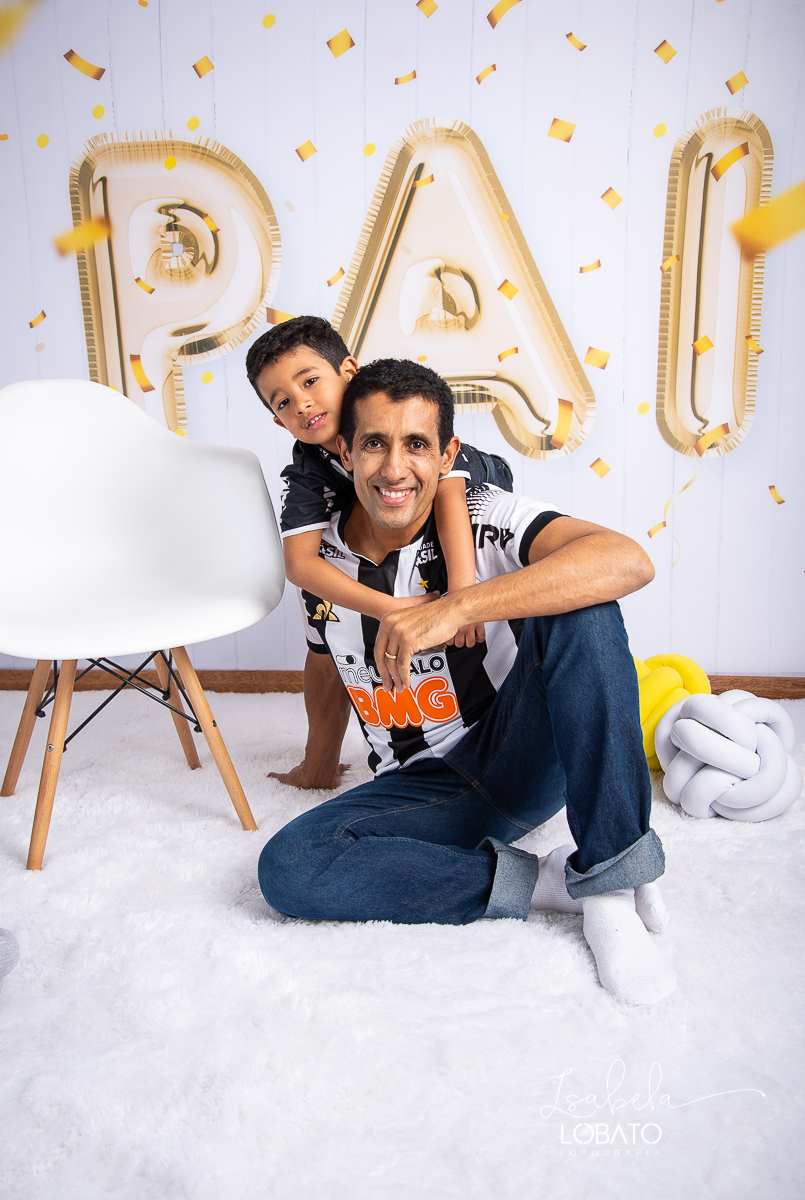 sessao-fotografica-dia-dos-pais-pai-e-filho-foto-pai-e-filho-ensaio-fotografico-dos-pais-fotografia-de-crianca-acompanhamento-mensal-de-bebe-estudio-fotografico-barbacena-isabela-lobato