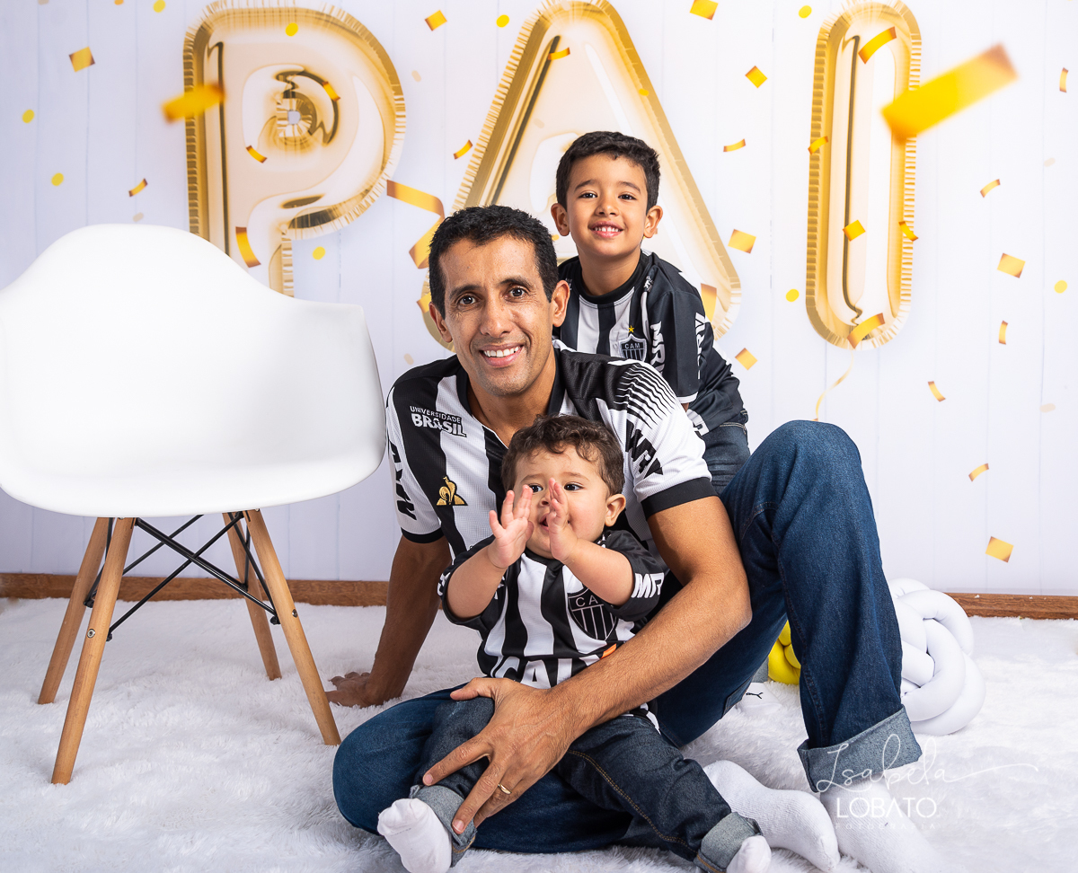 sessao-fotografica-dia-dos-pais-pai-e-filho-foto-pai-e-filho-ensaio-fotografico-dos-pais-fotografia-de-crianca-acompanhamento-mensal-de-bebe-estudio-fotografico-barbacena-isabela-lobato