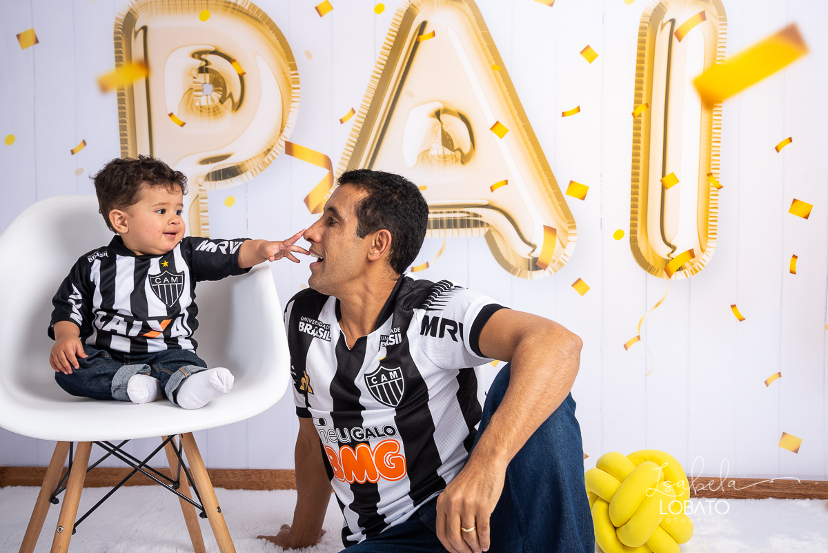 sessao-fotografica-dia-dos-pais-pai-e-filho-foto-pai-e-filho-ensaio-fotografico-dos-pais-fotografia-de-crianca-acompanhamento-mensal-de-bebe-estudio-fotografico-barbacena-isabela-lobato