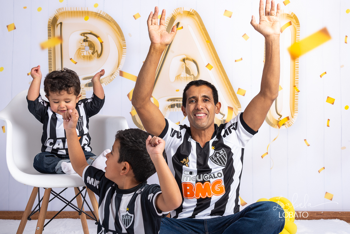 sessao-fotografica-dia-dos-pais-pai-e-filho-foto-pai-e-filho-ensaio-fotografico-dos-pais-fotografia-de-crianca-acompanhamento-mensal-de-bebe-estudio-fotografico-barbacena-isabela-lobato