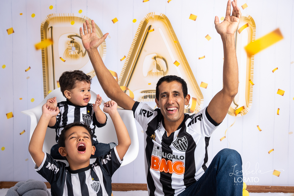 sessao-fotografica-dia-dos-pais-pai-e-filho-foto-pai-e-filho-ensaio-fotografico-dos-pais-fotografia-de-crianca-acompanhamento-mensal-de-bebe-estudio-fotografico-barbacena-isabela-lobato