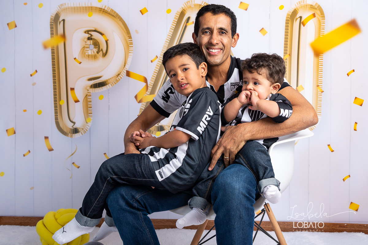 sessao-fotografica-dia-dos-pais-pai-e-filho-foto-pai-e-filho-ensaio-fotografico-dos-pais-fotografia-de-crianca-acompanhamento-mensal-de-bebe-estudio-fotografico-barbacena-isabela-lobato