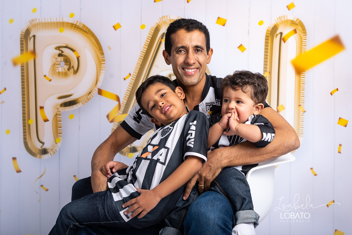sessao-fotografica-dia-dos-pais-pai-e-filho-foto-pai-e-filho-ensaio-fotografico-dos-pais-fotografia-de-crianca-acompanhamento-mensal-de-bebe-estudio-fotografico-barbacena-isabela-lobato