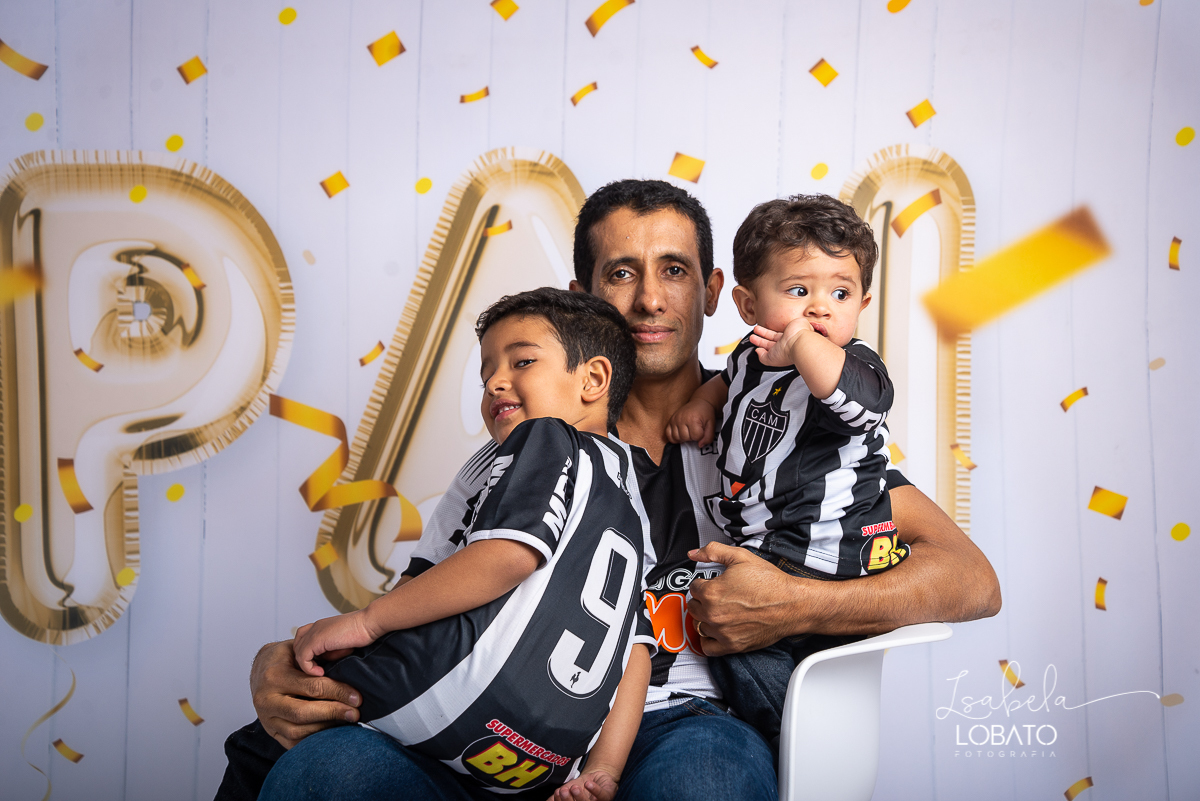 sessao-fotografica-dia-dos-pais-pai-e-filho-foto-pai-e-filho-ensaio-fotografico-dos-pais-fotografia-de-crianca-acompanhamento-mensal-de-bebe-estudio-fotografico-barbacena-isabela-lobato