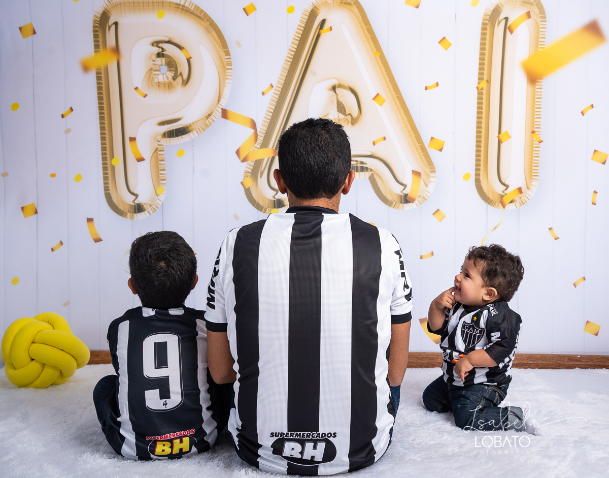 sessao-fotografica-dia-dos-pais-pai-e-filho-foto-pai-e-filho-ensaio-fotografico-dos-pais-fotografia-de-crianca-acompanhamento-mensal-de-bebe-estudio-fotografico-barbacena-isabela-lobato