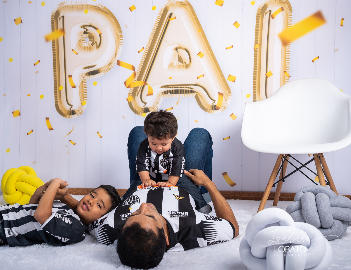 sessao-fotografica-dia-dos-pais-pai-e-filho-foto-pai-e-filho-ensaio-fotografico-dos-pais-fotografia-de-crianca-acompanhamento-mensal-de-bebe-estudio-fotografico-barbacena-isabela-lobato