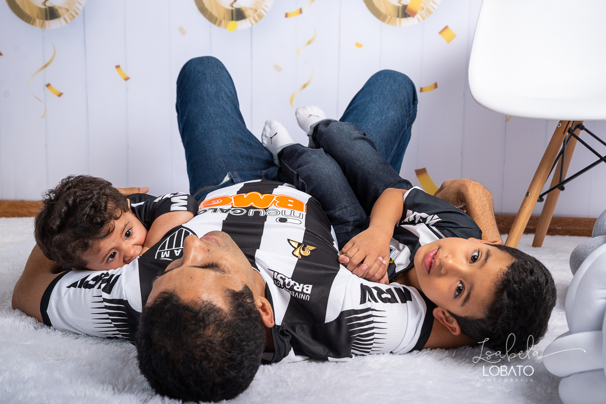 sessao-fotografica-dia-dos-pais-pai-e-filho-foto-pai-e-filho-ensaio-fotografico-dos-pais-fotografia-de-crianca-acompanhamento-mensal-de-bebe-estudio-fotografico-barbacena-isabela-lobato