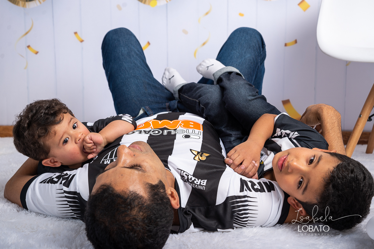sessao-fotografica-dia-dos-pais-pai-e-filho-foto-pai-e-filho-ensaio-fotografico-dos-pais-fotografia-de-crianca-acompanhamento-mensal-de-bebe-estudio-fotografico-barbacena-isabela-lobato