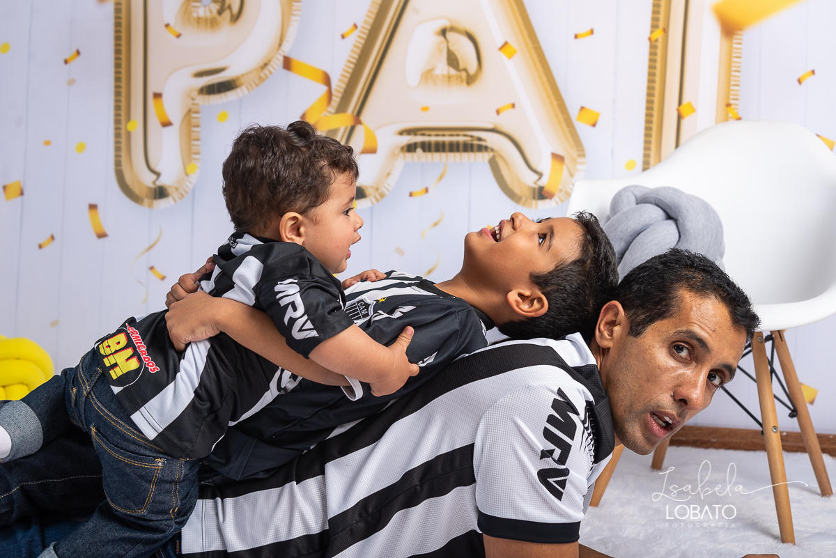 sessao-fotografica-dia-dos-pais-pai-e-filho-foto-pai-e-filho-ensaio-fotografico-dos-pais-fotografia-de-crianca-acompanhamento-mensal-de-bebe-estudio-fotografico-barbacena-isabela-lobato