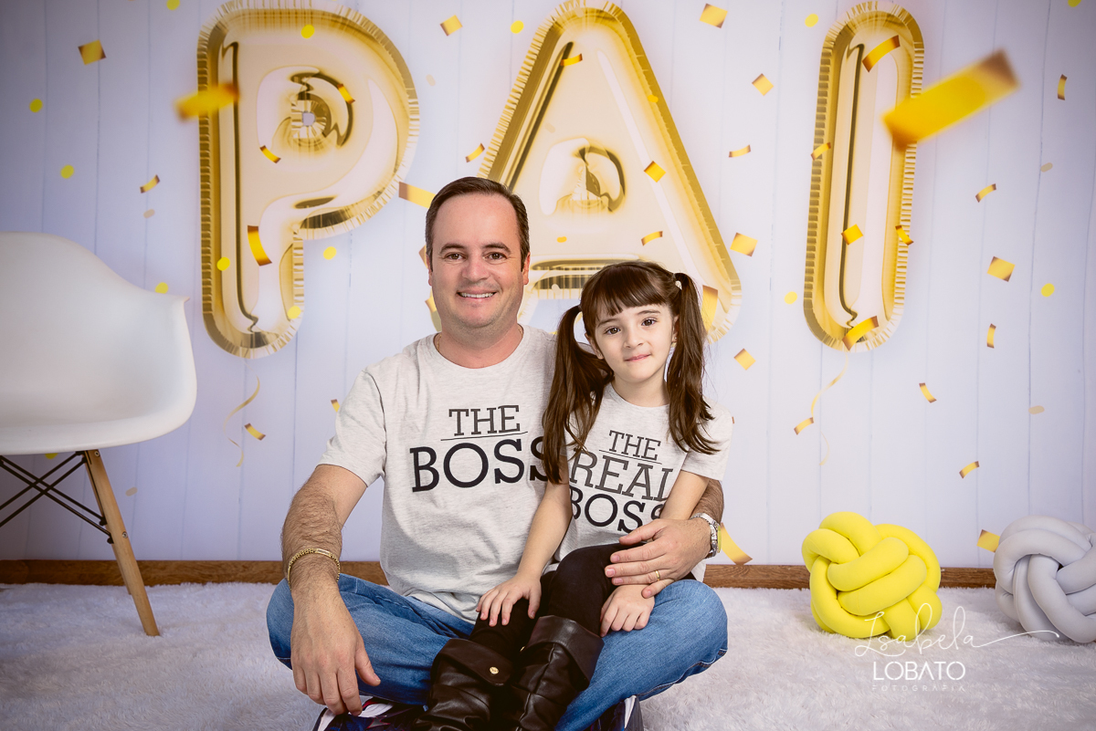 sessao-fotografica-dia-dos-pais-pai-e-filho-foto-pai-e-filho-ensaio-fotografico-dos-pais-fotografia-de-crianca-acompanhamento-mensal-de-bebe-estudio-fotografico-barbacena-isabela-lobato
