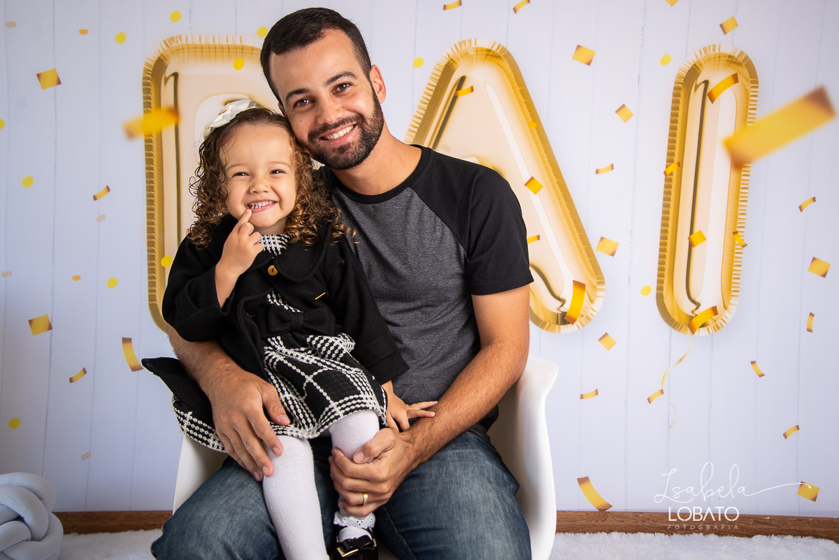 sessao-fotografica-dia-dos-pais-pai-e-filho-foto-pai-e-filho-ensaio-fotografico-dos-pais-fotografia-de-crianca-acompanhamento-mensal-de-bebe-estudio-fotografico-barbacena-isabela-lobato