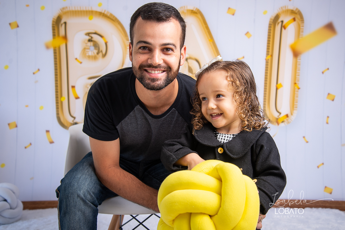 sessao-fotografica-dia-dos-pais-pai-e-filho-foto-pai-e-filho-ensaio-fotografico-dos-pais-fotografia-de-crianca-acompanhamento-mensal-de-bebe-estudio-fotografico-barbacena-isabela-lobato